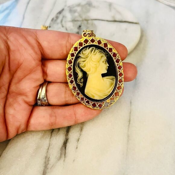 Vintage Cameo Pendant Necklace Mirror Back Oval Gold Toned Metal Original Box - Picture 4 of 6
